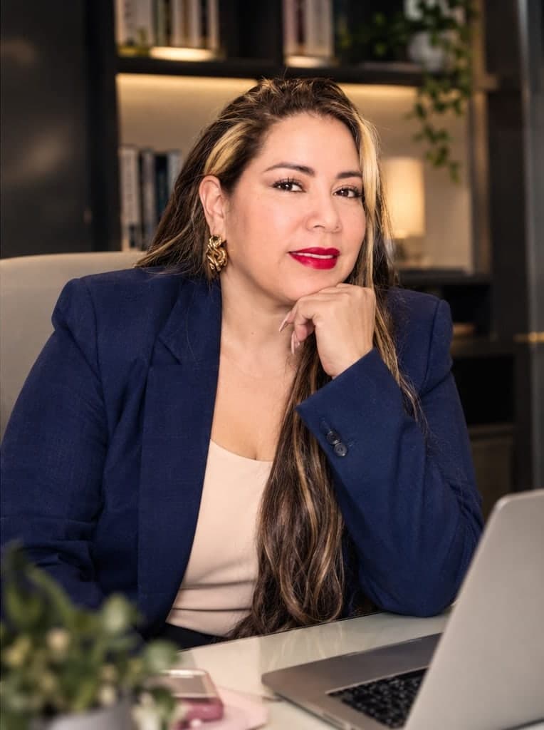 Liseth Usuga Orrego en su escritorio